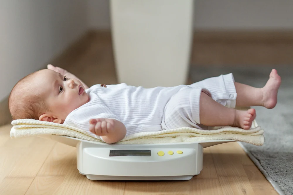 Bebeklerde Sağlık Kontrolü ve Gelişim Süreci: 0–24 Ay