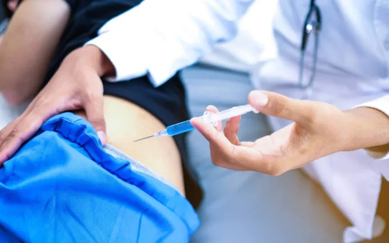 Kalçadaki iğne sertliği ne kadar sürede geçer, masaj işe yarar mı?