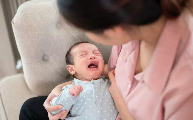 Bebeğim emerken ağlamaya başlıyor ve kendini geri çekiyor, neden olabilir?