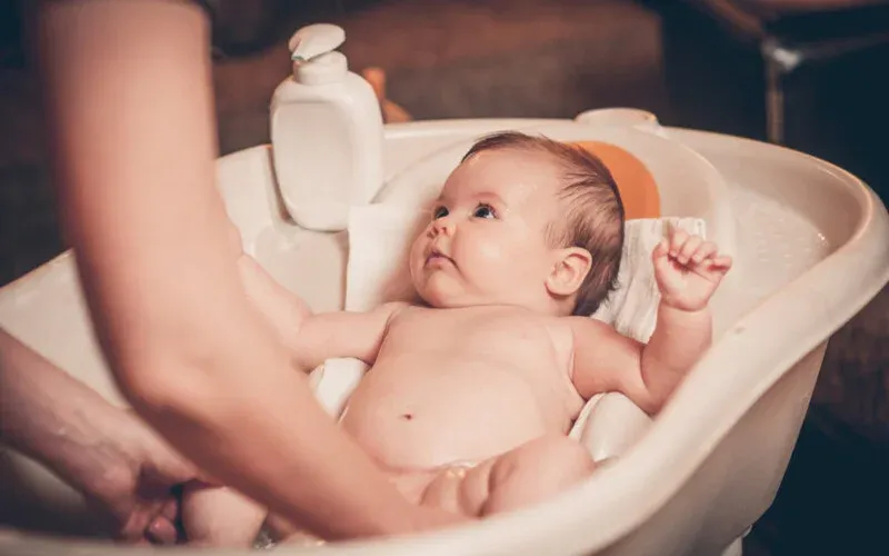 Yenidoğan bebeklerde ne zaman banyo yaptırmaya başlanır?