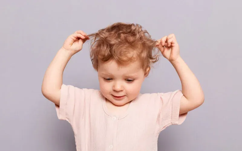 Bebeğim saçını sürekli çekiyor, bunu neden yapıyor olabilir?