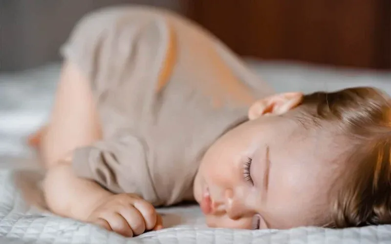 7 aylık bebeğim hep yüzüstü uyuyor, bunu değiştirmem gerekir mi?