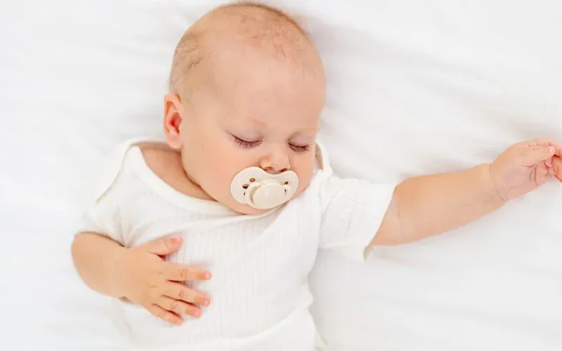 3 aylık bebeğe emzik nasıl alıştırılır, ağzına almıyor?