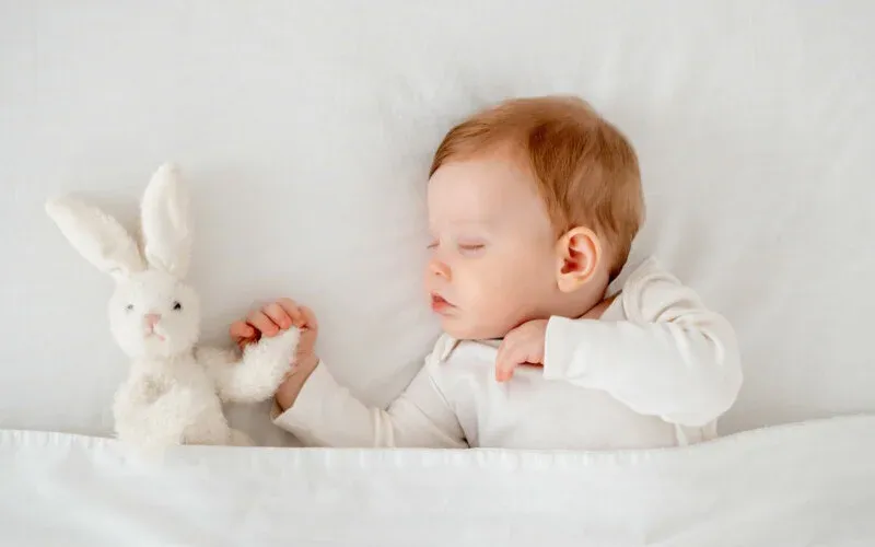 Yeni doğan bebeğim hep uyuyor ama neredeyse hiç emmiyor, normal mi bu?