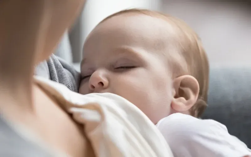 Emzirirken süt geliyor ama bebeğim ememiyor gibi, bu normal mi?